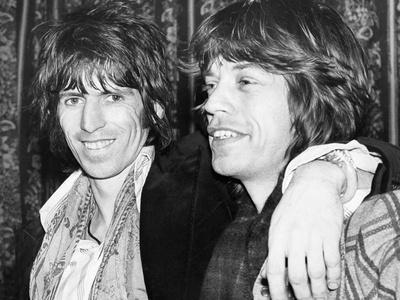 keith-richards-and-mick-jagger-celebrate_u-L-Q1BVH100